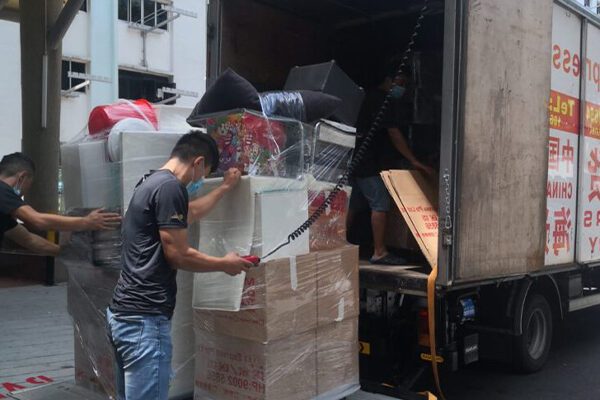 چیدمان وسایل در کامیون حمل - قیمت حمل اثاثیه منزل در اصفهان