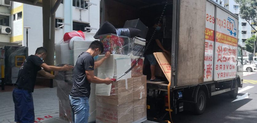 چیدمان وسایل در کامیون حمل - قیمت حمل اثاثیه منزل در اصفهان