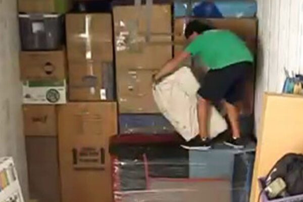 چیدمان اثاثیه در کامیون - حمل اثاثیه منزل اصفهان شبانه روزی